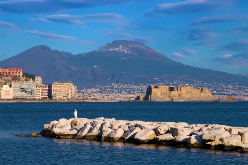 Veduta di Napoli da Via Caracciolo con il Vesuvio ed il Castel dell'Ovo.