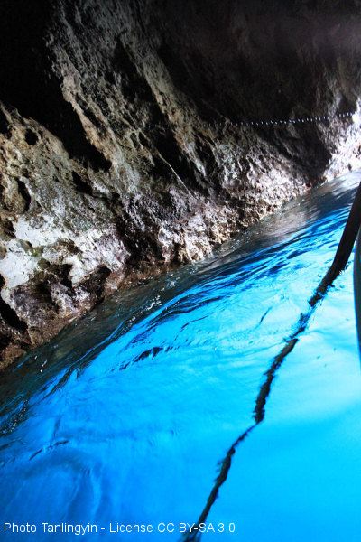 Capri, giochi di luce nella Grotta Azzurra