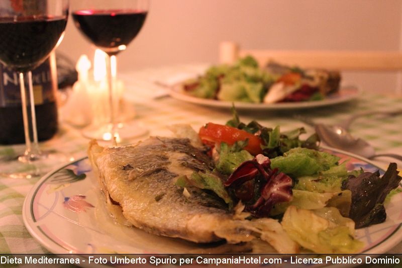 La Dieta Mediterranea: un piatto a base di pesce azzurro, ortaggi, olio di oliva e vino rosso...