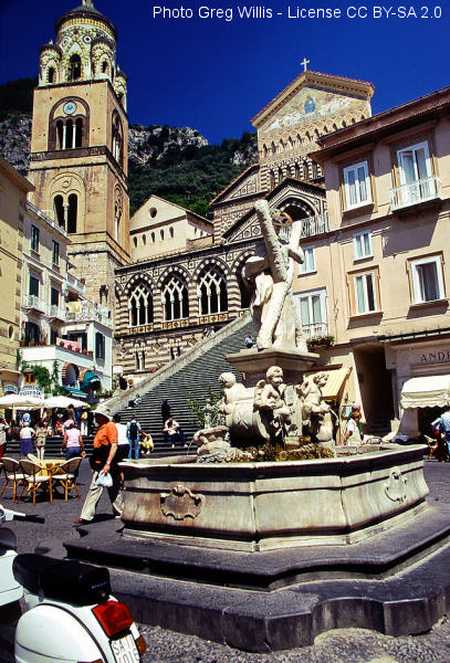 La Piazza con il Duomo di Amalfi