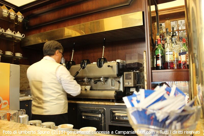 Napoli, barista che prepara il caffè espresso