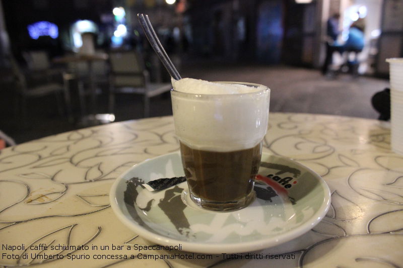 Napoli, caffè schiumato, una varietà del caffè macchiato.
