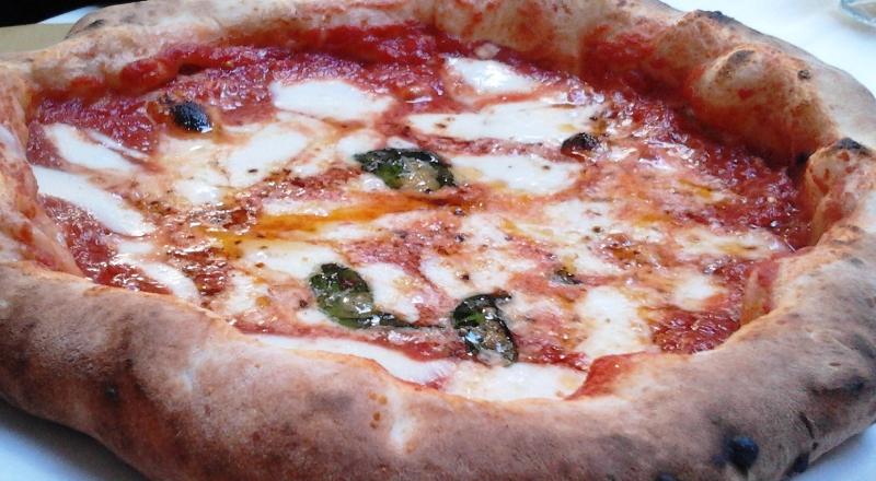 Napoli, Pizza Margherita nella variante con cornicione ripieno di ricotta