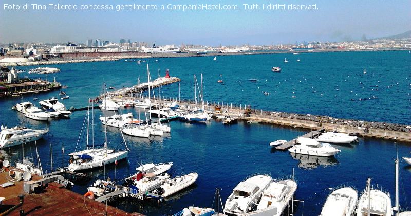 Napoli, il porto turistico del Molosiglio nei pressi della centralissima Via Acton, Piazza del Plebiscito e Palazzo Reale