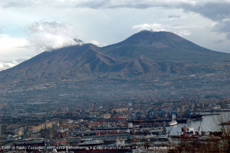 Il Vesuvio sembra incombere sulla città di Napoli in questa immagine ottenuta con un potente teleobiettivo