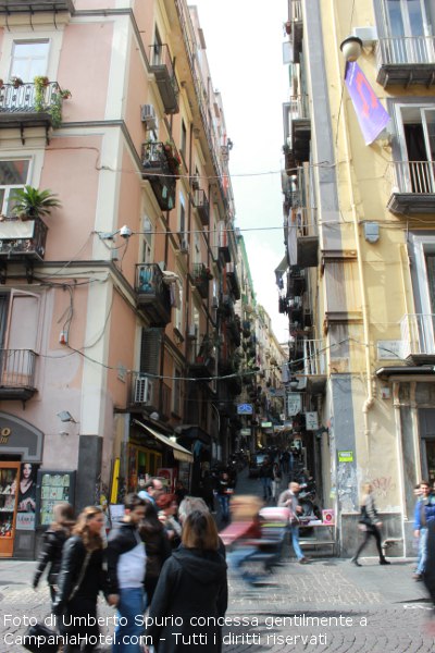 Napoli, vicolo dei Quartieri Spagnoli sulla centralissima Via Toledo