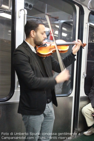 Napoli, violinista di strada
