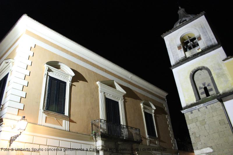 Scorcio notturno del centro storico di Sant'Agata de' Goti