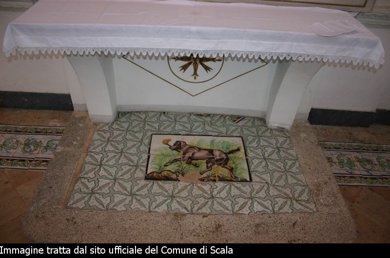 Costiera Amalfitana, Scala, predella maiolicata col simbolo dei Padri Benedettini