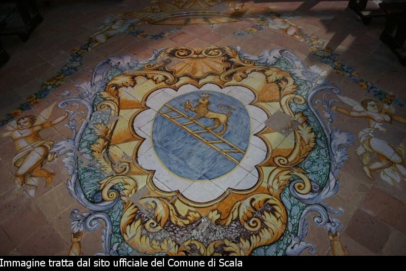 Costiera Amalfitana, Scala, stemma della città in maiolica